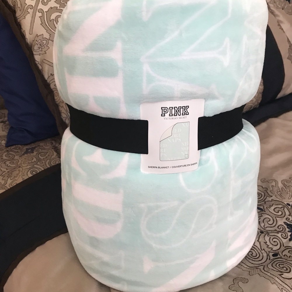 VS PINK Sherpa blanket